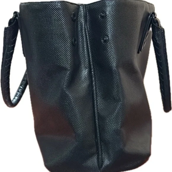 Bottega Veneta Black Leather Tote with Minimalist Design - Picture 4 of 6